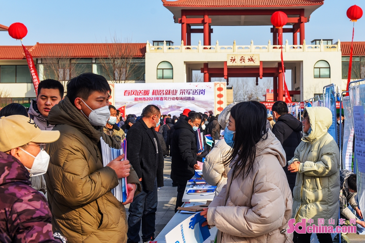 At the beginning of the New Year, job fairs are held around the country to attract job seekers. A New Year job fair was held in Jiaozhou City, Shandong province, with more than 120 enterprises offering more than 11,000 positions for applicants to choose from. (Photo by Wang Shaomai)<br/>