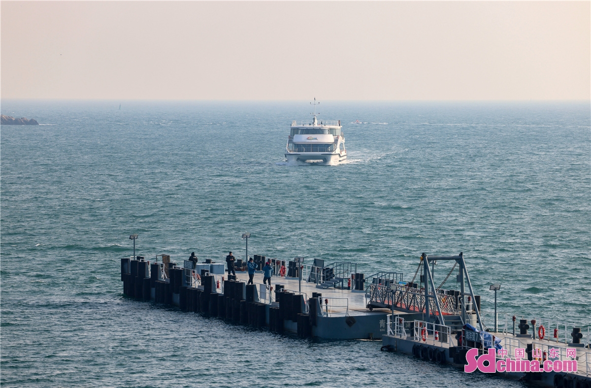 <br/>　　随着文旅市场的复苏，&ldquo;海上观青岛&rdquo;等7条航线成为来青岛旅游游客们的首选。自今年1月22日至2月16日，共发船400多航次，载客近3.7万人次。其中，奥帆中心往返海底世界旅游客运航线最为火爆，每天载客1000余人，让 &ldquo;看海底世界、游海上青岛&rdquo;成为青岛旅游的新增长点。&ldquo;慕蔚蓝青岛，揽海上风光&rdquo;。&ldquo;五月的风&rdquo;雕塑、奥帆中心旗阵广场、情人坝灯塔、八大关、第一海水浴场、青岛海底世界、信号山电视塔、海军博物馆等一系列青岛地标级景点，在游船上皆可尽收眼底，让游客被青岛的魅力倾倒。中国山东网发(韩加君 摄)<br/>
