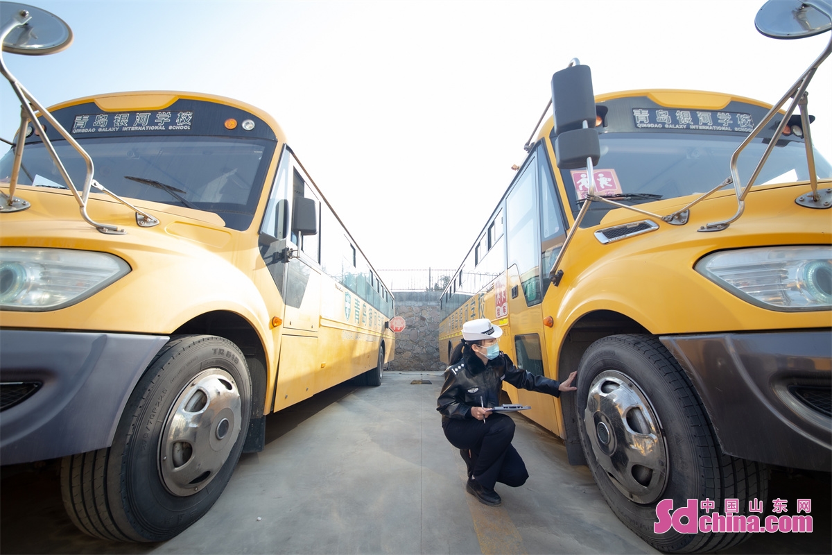 The spring semester is around the corner. On February 3, 2023, Licang Brigade of Qingdao Traffic Police in Shandong Province carried out a special inspection of school bus safety, to check the performance of school buses&rsquo; safety facilities, timely eliminate safety risks, so as to ensure the safety of students and welcome the arrival of the new semester. (Photo by Zhang Ying)<br/>