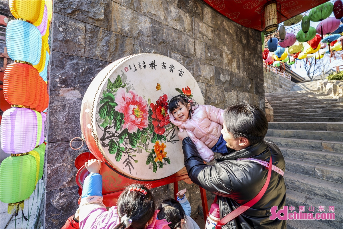 People enjoy the spring time and celebrate Lantern Festival in the West Coast New Area in Qingdao, Shandong on Feb. 4, 2023. (Photo by Han Jiajun)<br/>