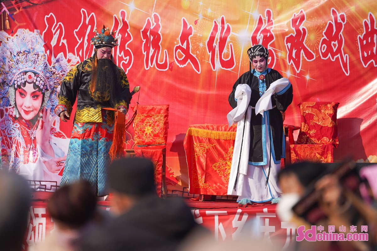 <br/>  <br/>Farmers are enjoying the traditional opera performance in Zouping, E China&rsquo;s Shandong province. The farmer&rsquo;s troupe of Sunzheng Town has kicked off an opera tour planning to stage more than 100 performances in the rural areas of the town.<br/>