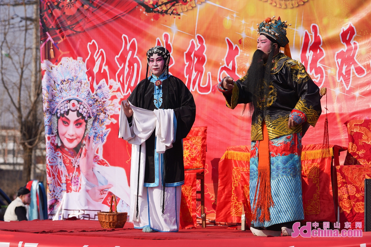 <br/>  <br/>Farmers are enjoying the traditional opera performance in Zouping, E China&rsquo;s Shandong province. The farmer&rsquo;s troupe of Sunzheng Town has kicked off an opera tour planning to stage more than 100 performances in the rural areas of the town.<br/>