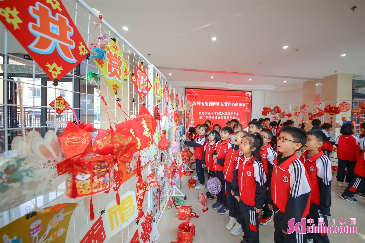 Students in Chongli Primary School in Qingdao, East China&rsquo;s Shandong Province, learn to make paper cuts and shadow puppetry, and paint on kites to feel the charm of Chinese intangible cultural heritage on Feb. 6, the first day of spring term. (Photo by Zhang Ying)<br/>