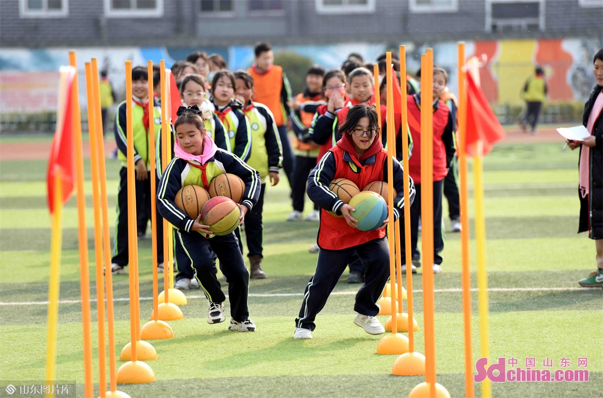 Photo taken on Feb. 7 shows that children are enjoying the fun of sports in Matou Town Central Primary School in Tancheng County, Linyi City, East China&rsquo;s Shandong Province. A fun sports meeting was held in the primary school to help children invigorate health through lively sports activities.