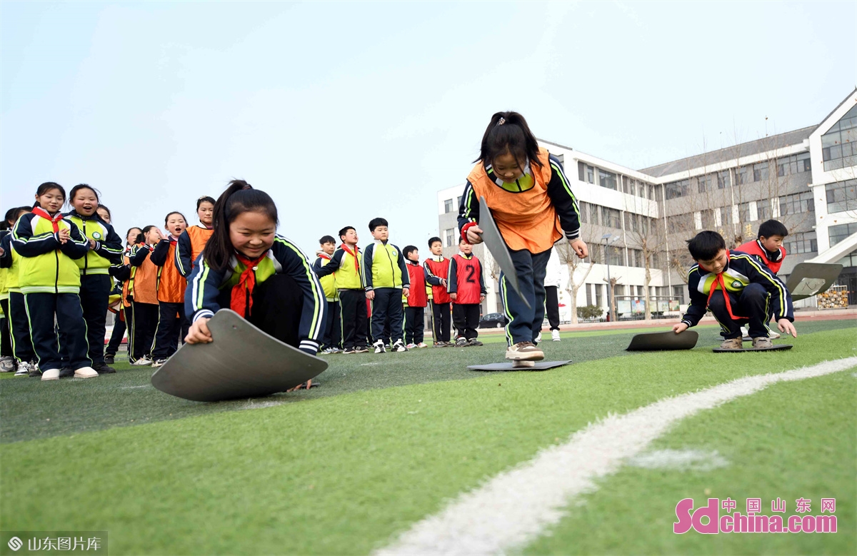 Photo taken on Feb. 7 shows that children are enjoying the fun of sports in Matou Town Central Primary School in Tancheng County, Linyi City, East China&rsquo;s Shandong Province. A fun sports meeting was held in the primary school to help children invigorate health through lively sports activities.<br/>