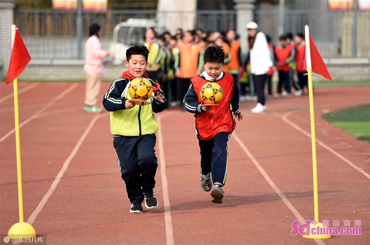 Photo taken on Feb. 7 shows that children are enjoying the fun of sports in Matou Town Central Primary School in Tancheng County, Linyi City, East China&rsquo;s Shandong Province. A fun sports meeting was held in the primary school to help children invigorate health through lively sports activities.<br/>