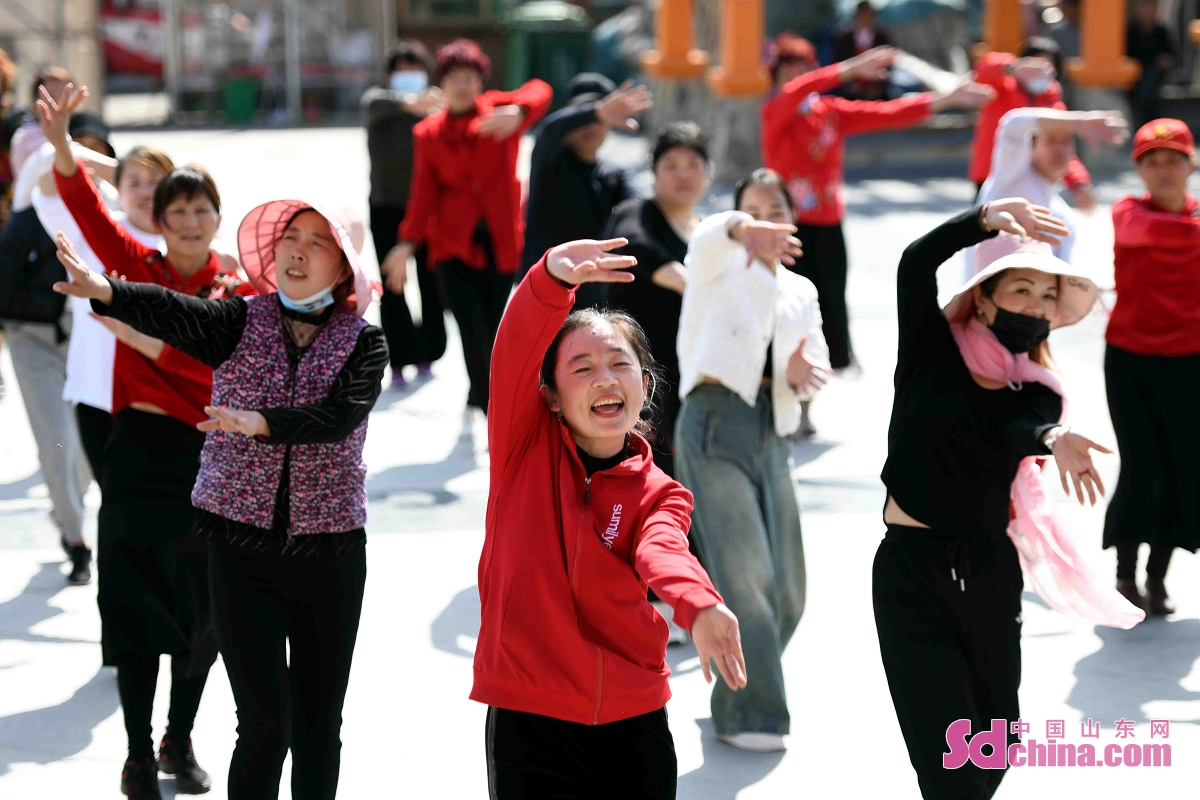 <br/>　　在山东省临沂市郯城县马头镇马东社区文化广场，社区居民在舞蹈老师（前中）指导下学习广场舞。<br/>