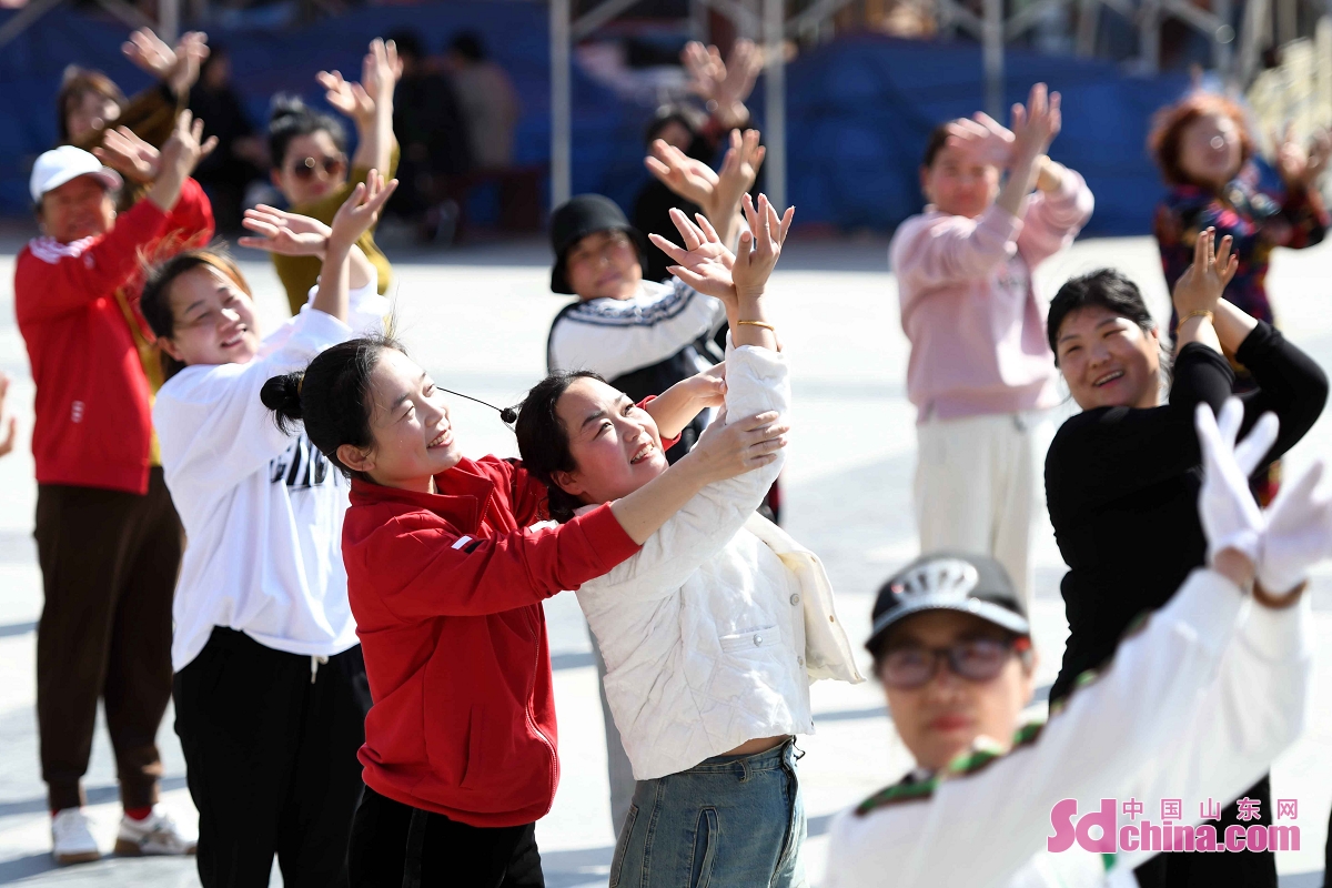 <br/>　　在山东省临沂市郯城县马头镇马东社区文化广场，社区居民在舞蹈老师（前左）指导下学习广场舞。<br/>
