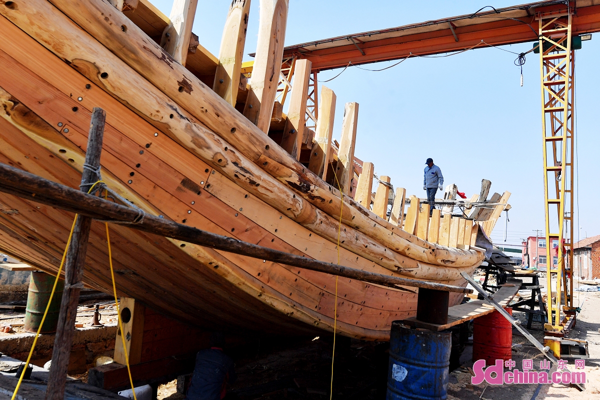 <br/>　　在山东省青岛市城阳区红岛街道一处木船制造厂拍摄的非遗手工木船<br/>