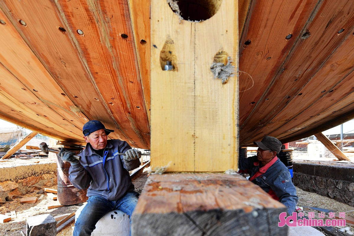 <br/>　　在山东省青岛市城阳区红岛街道一处木船制造厂，两名工匠师傅在为木船补缝防漏。<br/>