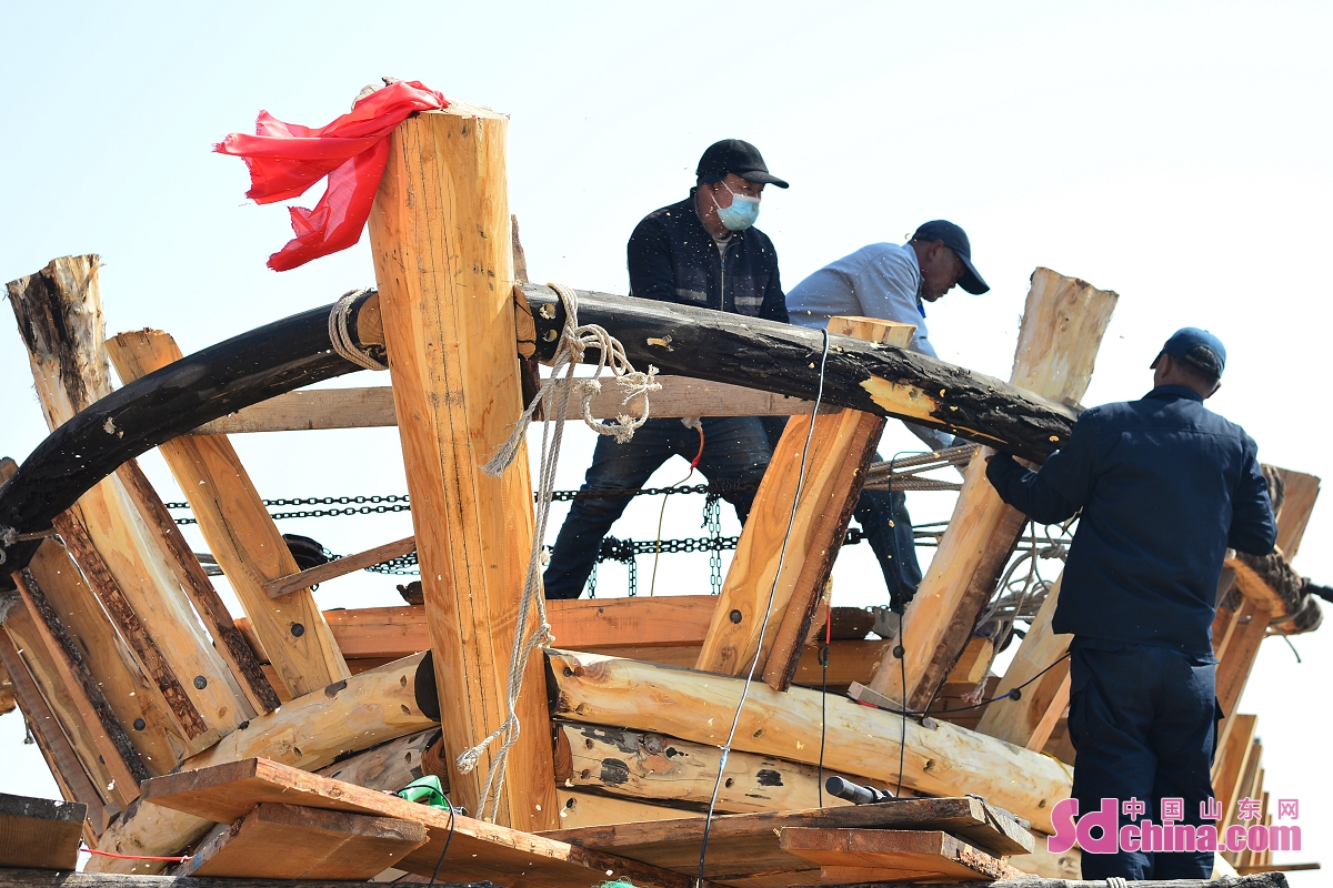 <br/>　　在山东省青岛市城阳区红岛街道一处木船制造厂，工匠师傅为木船安装船舷。<br/>