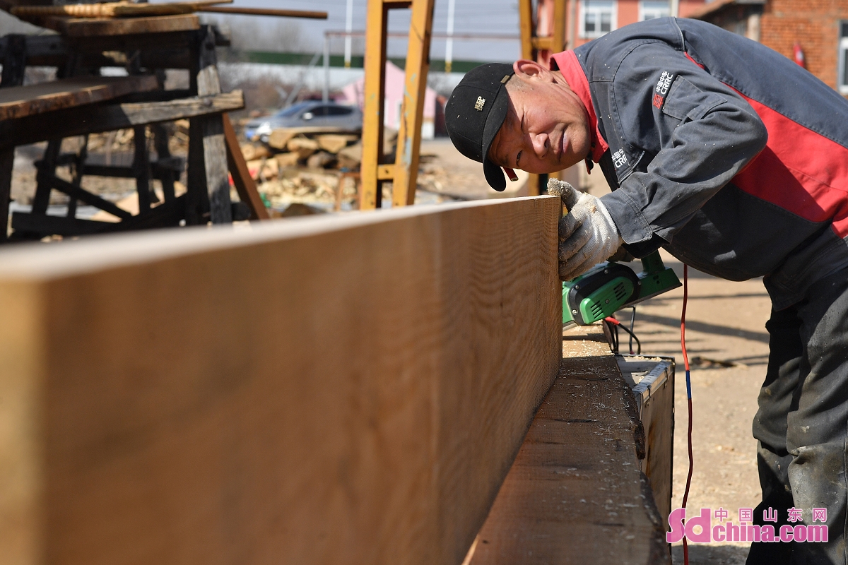 <br/>　　在山东省青岛市城阳区红岛街道一处木船制造厂，一名工匠师傅在制作船板。<br/>