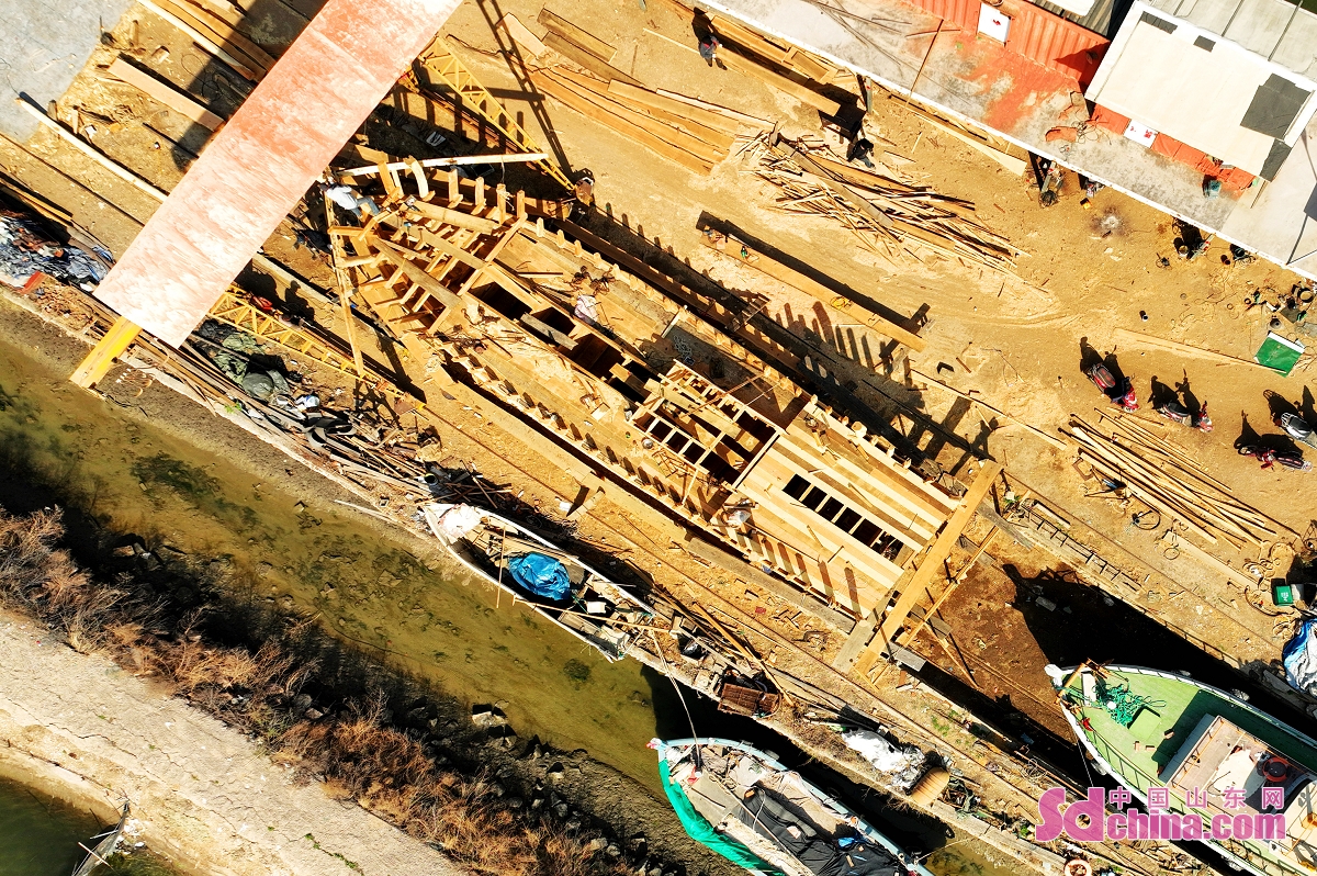 <br/>　　在山东省青岛市城阳区红岛街道一处木船制造厂，一艘手工木船制作接近尾声。<br/>