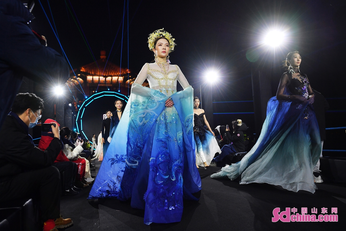 <br/>　　 <br/>　　최근, 한 패션쇼가 산둥(山東)성 칭다오(青島)시 스난(市南)구 잔차오(棧橋)에서 열렸고, 수십 명의 모델들이 화려한 의상을 입고 밤의 빛아래 '로맨틱한 연극'을 펼쳤다. (촬영 왕하이빈)<br/>　　