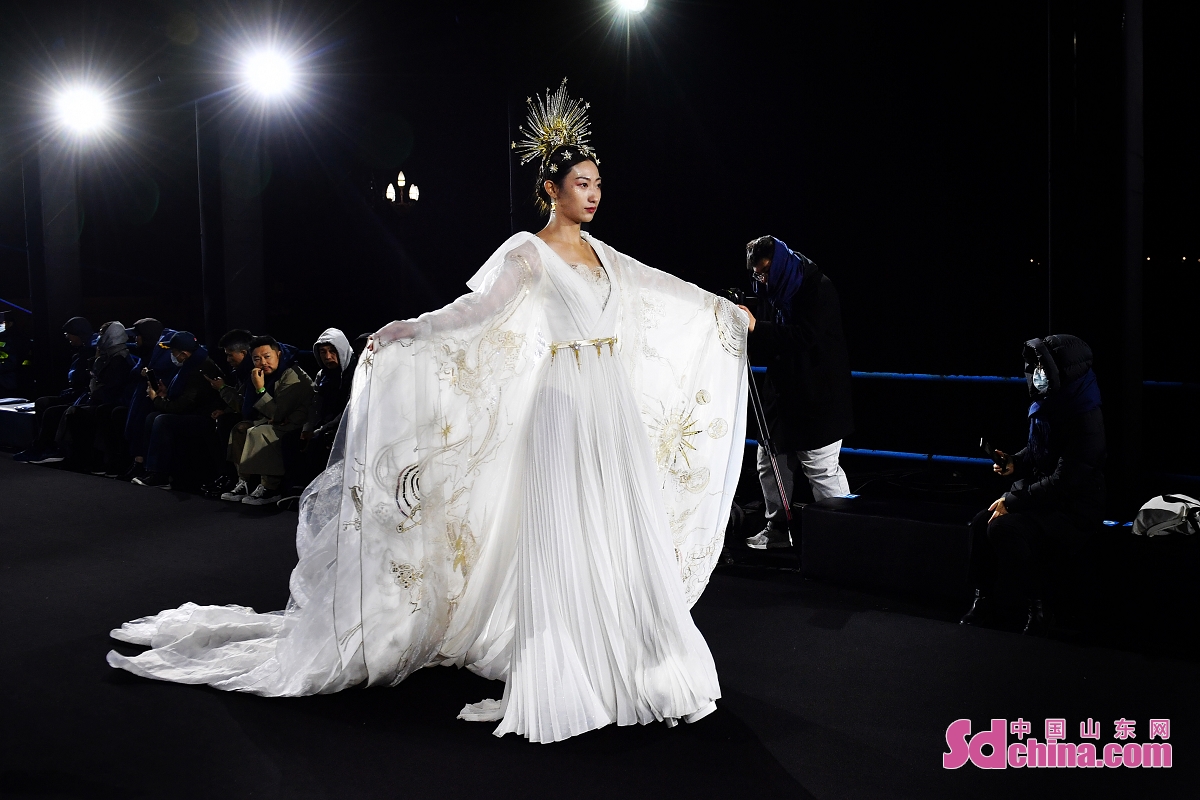 <br/>　　 <br/>　　최근, 한 패션쇼가 산둥(山東)성 칭다오(青島)시 스난(市南)구 잔차오(棧橋)에서 열렸고, 수십 명의 모델들이 화려한 의상을 입고 밤의 빛아래 '로맨틱한 연극'을 펼쳤다. (촬영 왕하이빈)<br/>　　