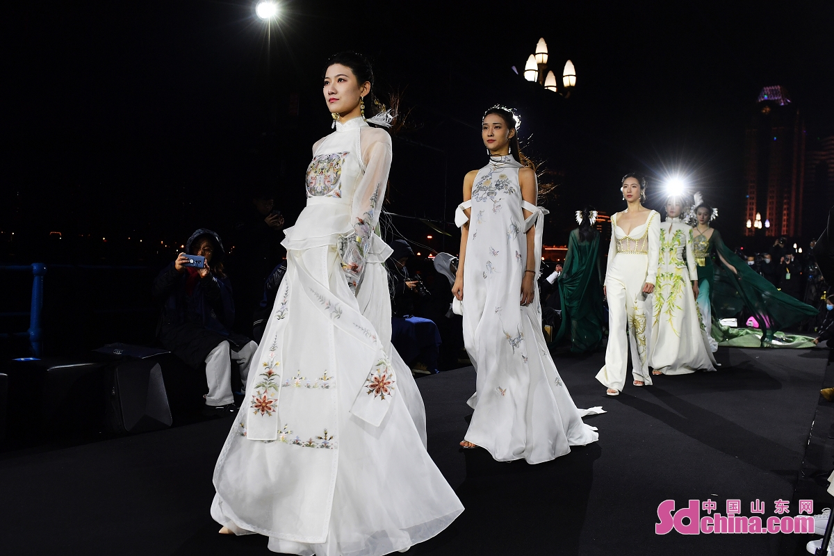 Dozens of models dressed in ornate costumes staged a "romantic show" at a recent fashion show on Zhanqiao Pier in Shinan district of Qingdao, China's Shandong Province. (Photo by Wang Haibin)