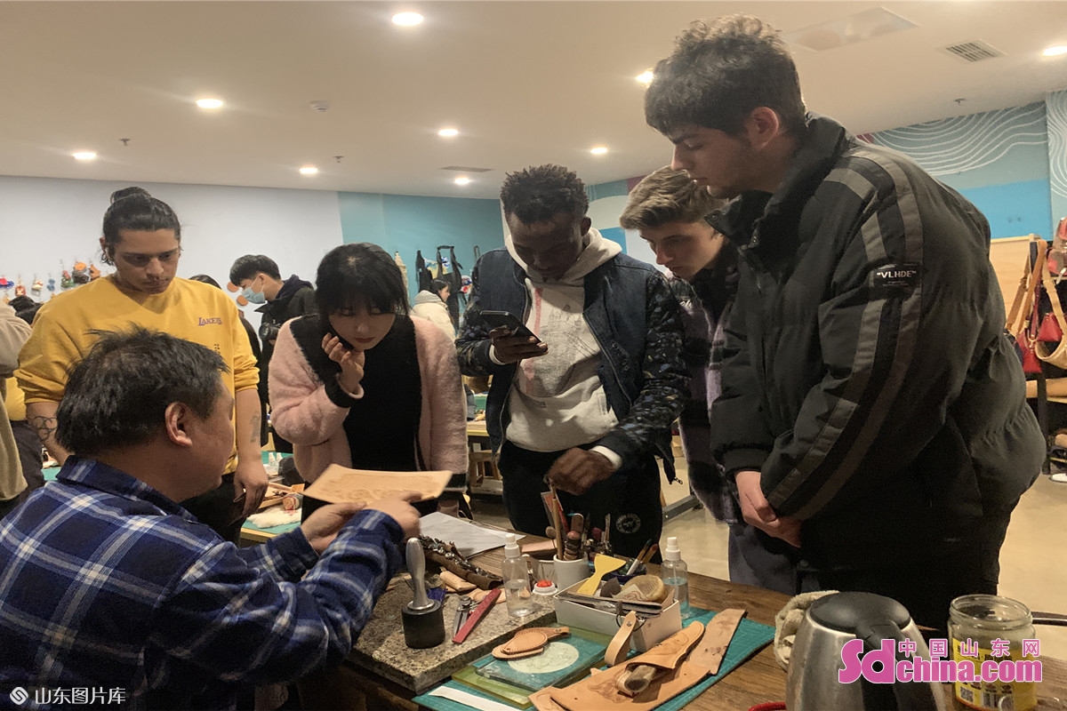 <br/>　　留学生たちは皮彫りの製作工芸と発展歴史に関する紹介を聞いて、皮彫りの製作方法を見た。<br/>　　
