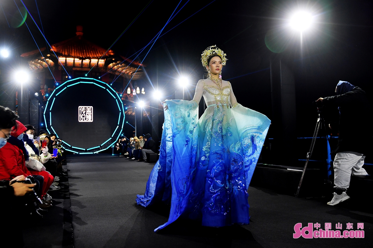 Dozens of models dressed in ornate costumes staged a "romantic show" at a recent fashion show on Zhanqiao Pier in Shinan district of Qingdao, China's Shandong Province. (Photo by Wang Haibin)<br/>
