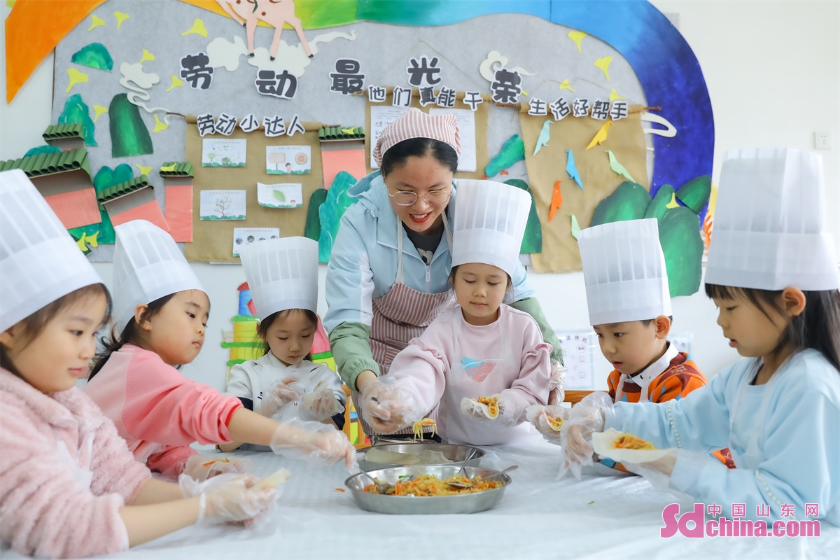 On the day of Spring Equinox, kids in Qingfeng Road Kindergarten in Licang District of Qingdao, China&rsquo;s Shandong Province experienced kite flying, egg balancing and spring roll making to feel the charm of traditional culture. (Photo by Zhang Ying)<br/>
