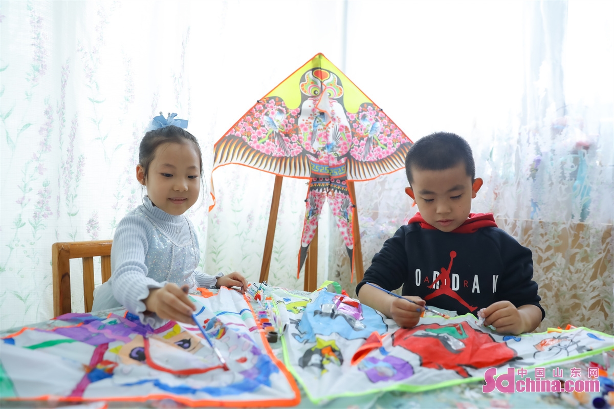 On the day of Spring Equinox, kids in Qingfeng Road Kindergarten in Licang District of Qingdao, China&rsquo;s Shandong Province experienced kite flying, egg balancing and spring roll making to feel the charm of traditional culture. (Photo by Zhang Ying)<br/>