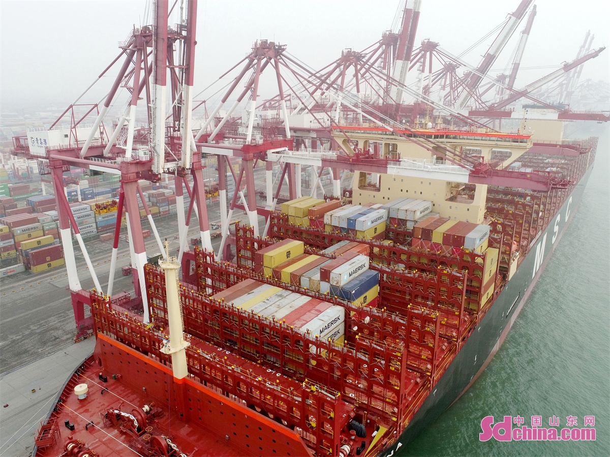 <br/><br/>　　3월 23일, 칭다오 해사부서의 보장하에 중국에서 자주적으로 연구제작한 세계 최대의 초대형 컨테이너선'지중해이리나(MSC IRINA)'호가 산둥(山東)항구 칭다오(青島)항 쳰완(前灣) 컨테이너부두에서 출항했다. 이 배는 항구에서 7,500TEU의 컨테이너가 보관되어 있었으며, 이는 인도된 후 첫 상업용 항해였다.(촬영 장진강)