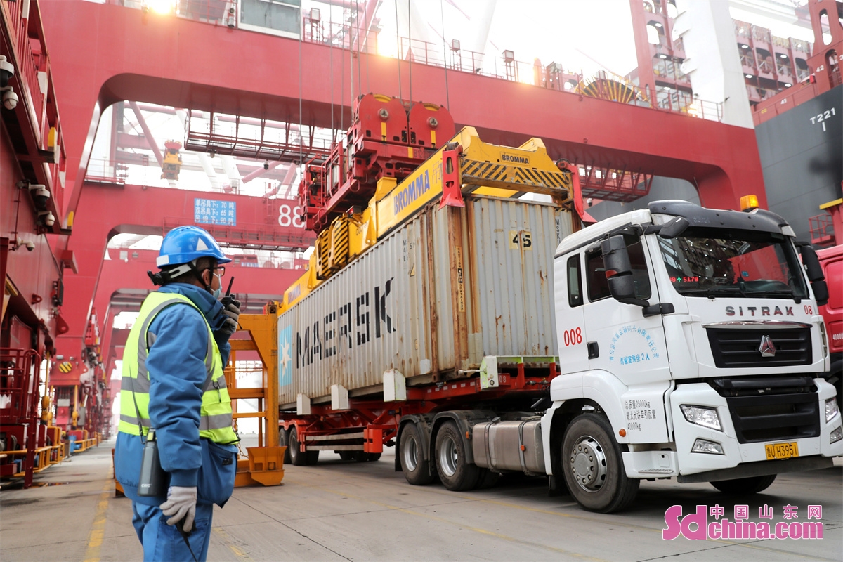 <br/><br/>　　3월 23일, 칭다오 해사부서의 보장하에 중국에서 자주적으로 연구제작한 세계 최대의 초대형 컨테이너선'지중해이리나(MSC IRINA)'호가 산둥(山東)항구 칭다오(青島)항 쳰완(前灣) 컨테이너부두에서 출항했다. 이 배는 항구에서 7,500TEU의 컨테이너가 보관되어 있었으며, 이는 인도된 후 첫 상업용 항해였다.(촬영 장진강)<br/>