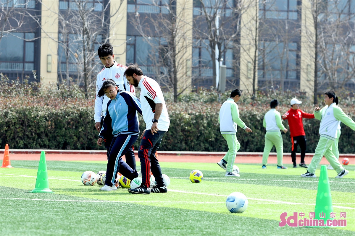  <br/>　　青島西海岸新区の龍泉小学校はサッカーの基礎教育の建設に力を入れており、サッカー授業を開設しています。また、不定期に外国人のサッカーコーチを学校に招き、学生のためにプロ訓練を行い、サッカー少年のプロ化を推進しています。（撮影・王培珂）<br/>