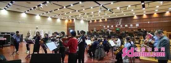“青岛国内小提琴比赛音乐家同奏意图”——进选琴童走进中心音乐教院