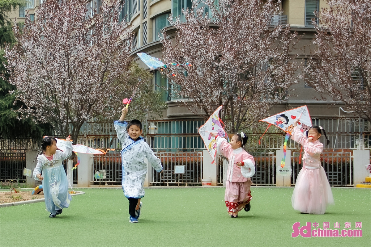<br/> Photo taken on April 3 shows that children and teachers at Qingfeng Road Kindergarten of Licang District of Qingdao, China&rsquo;s Shandong Province, took part in folk activities to mark the Tomb-sweeping Day. (Photo by Zhang Ying)<br/>