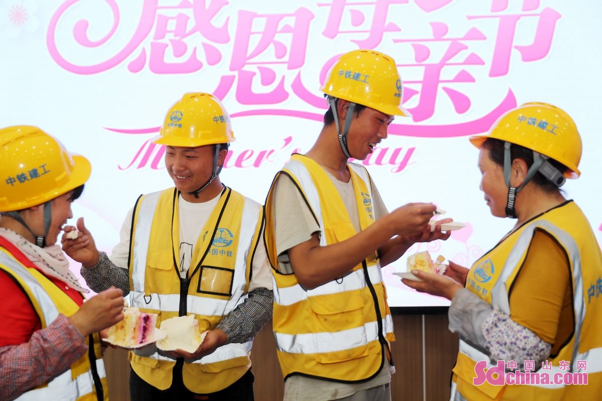 <br/>　　5月13日、山東青島膠州市に位置する上合ビルの工事現場で母の日の活動を行い、工事現場で働いている母と子は母の日を祝っている。<br/>　　