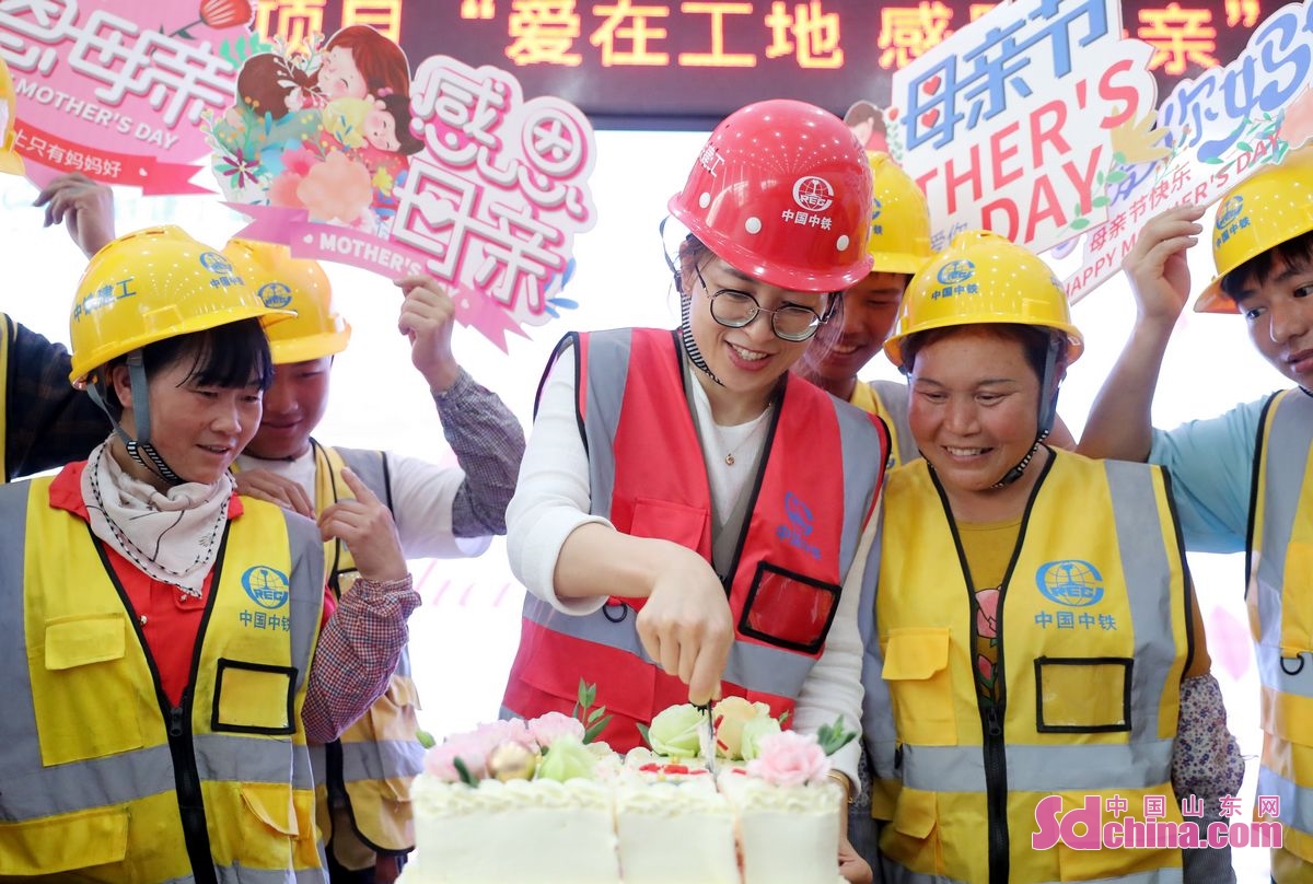 <br/>　　5月13日、山東青島膠州市に位置する上合ビルの工事現場で母の日の活動を行い、工事現場で働いている母と子は母の日を祝っている。