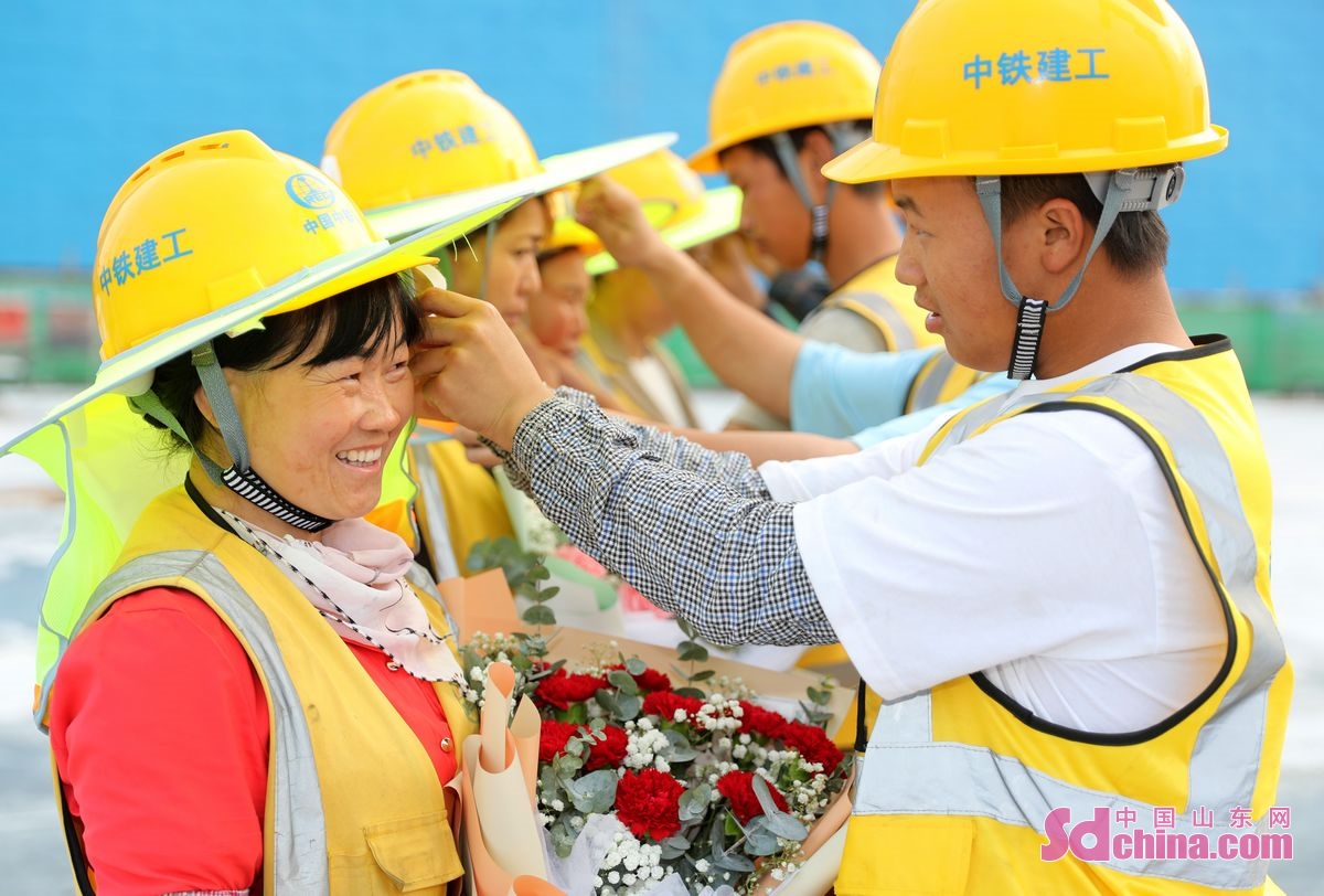 <br/>　　5月13日、山東青島膠州市に位置する上合ビルの工事現場で母の日の活動を行い、工事現場で働いている母と子は母の日を祝っている。<br/>　　