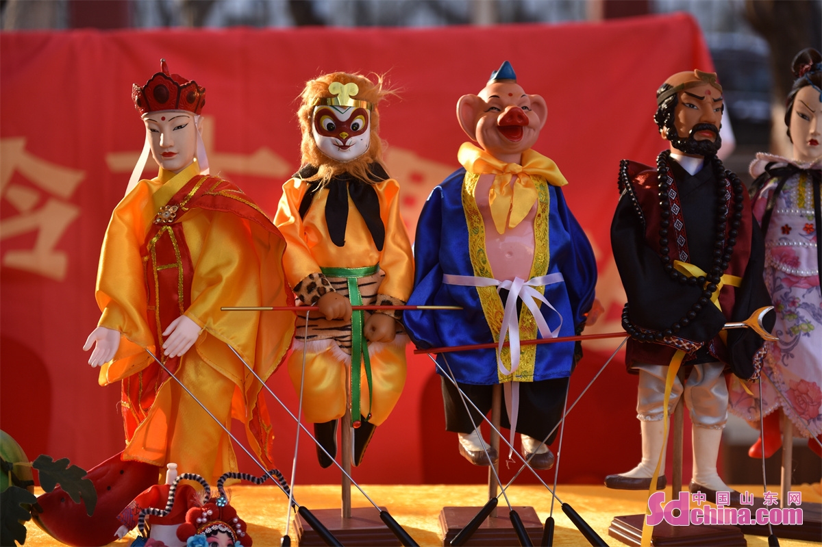 Panling Puppet Show, a representative intangible cultural heritage project, participated in the exhibition and performance activities held in Wulongtan Park in Jinan, China&rsquo;s Shandong Province, attracting a large number of public tourists. (Photo by Wang Ping)<br/>