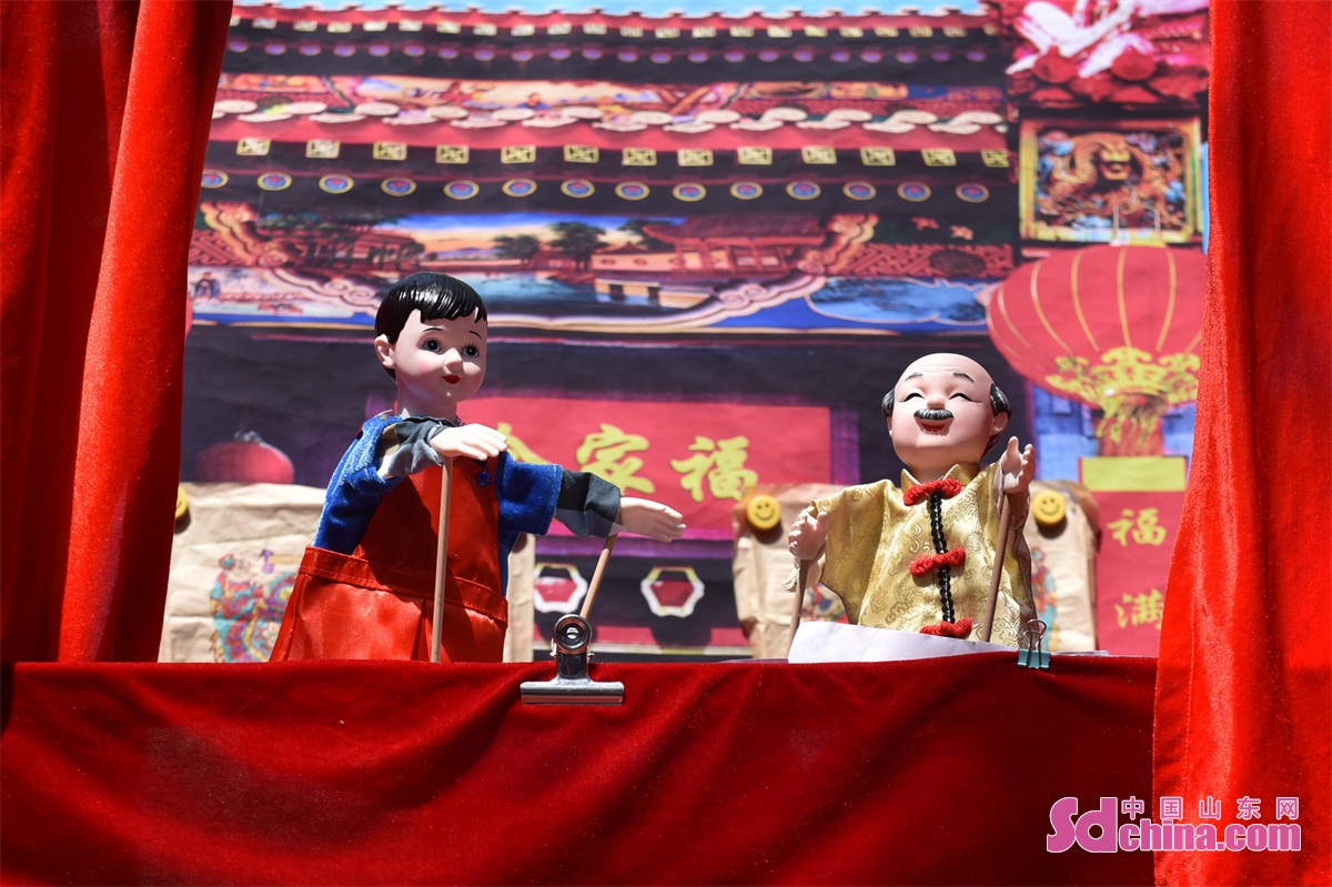 Panling Puppet Show, a representative intangible cultural heritage project, participated in the exhibition and performance activities held in Wulongtan Park in Jinan, China&rsquo;s Shandong Province, attracting a large number of public tourists. (Photo by Wang Ping)<br/>