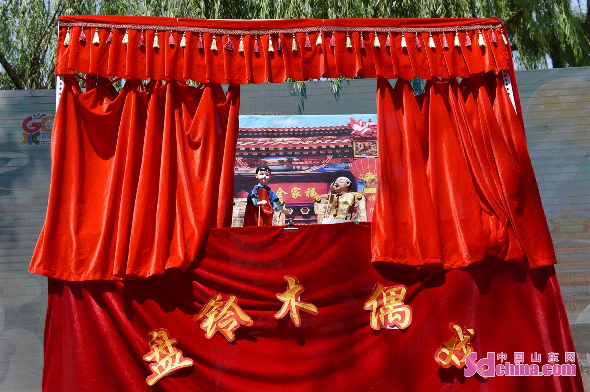 Panling Puppet Show, a representative intangible cultural heritage project, participated in the exhibition and performance activities held in Wulongtan Park in Jinan, China&rsquo;s Shandong Province, attracting a large number of public tourists. (Photo by Wang Ping)<br/>\