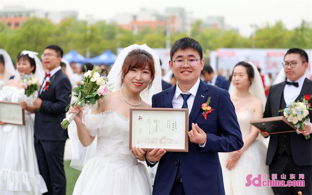A group wedding ceremony for alumni was held at China University of Petroleum on May 21, 2023. Forty-nine couples came back to the campus to tie the knot and make a promise in front of teachers, students and relatives. (Photo by Wang Peike)<br/>