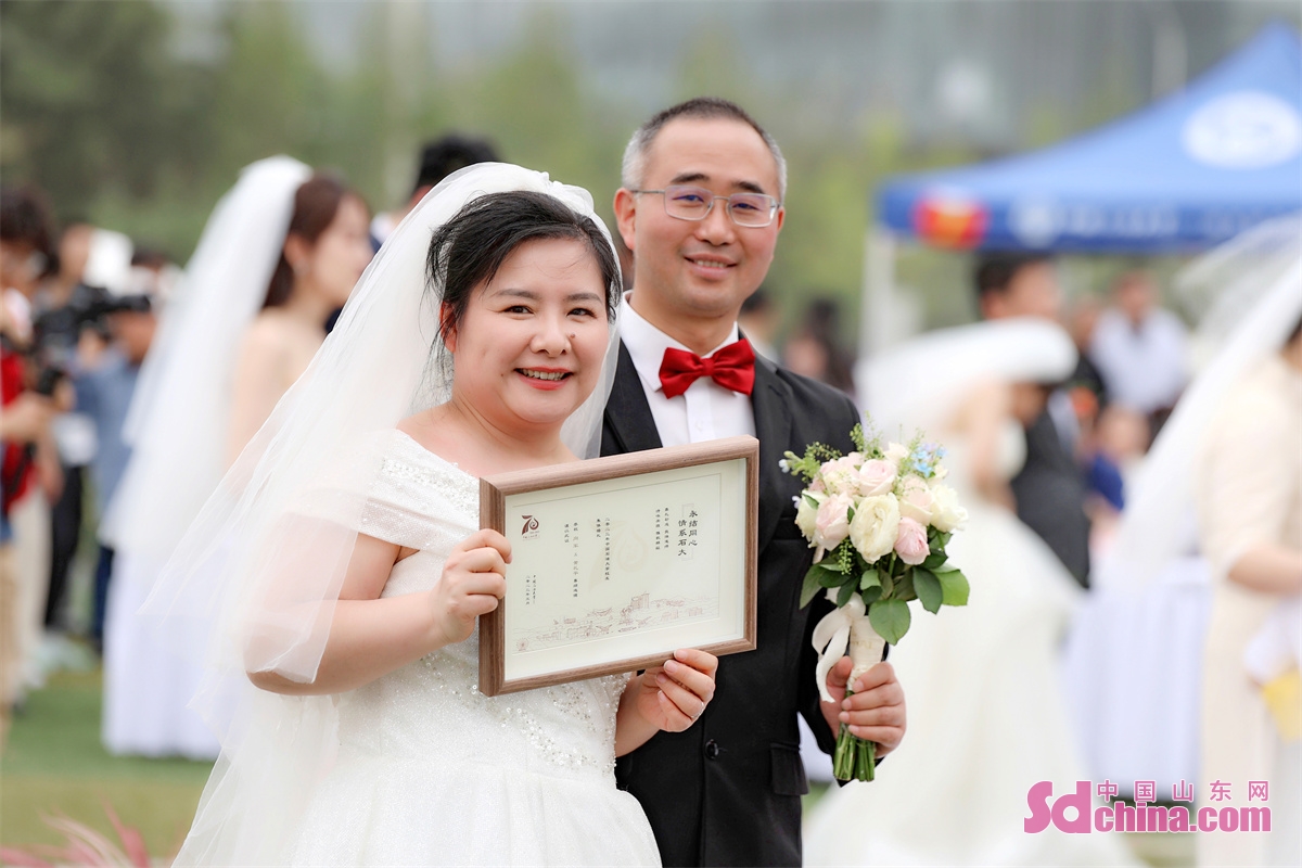 A group wedding ceremony for alumni was held at China University of Petroleum on May 21, 2023. Forty-nine couples came back to the campus to tie the knot and make a promise in front of teachers, students and relatives. (Photo by Wang Peike)<br/>