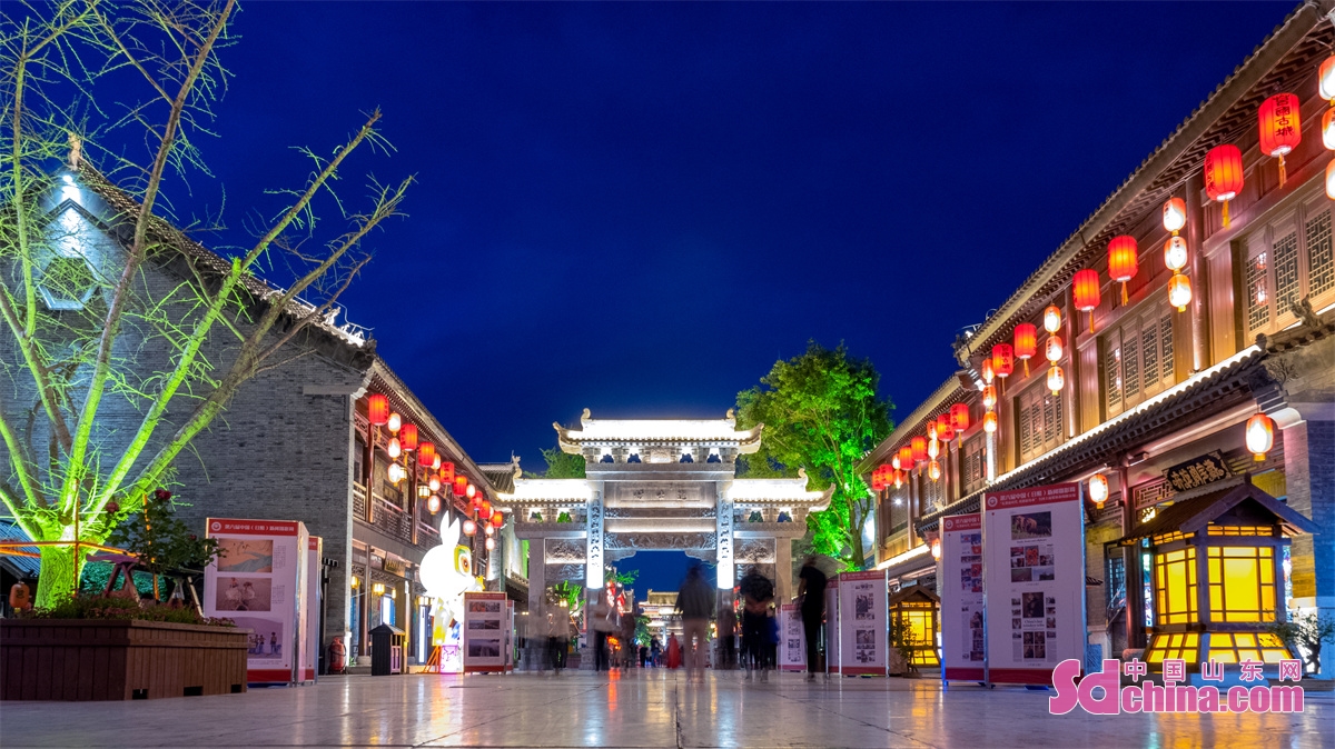 <br/>  <br/>Tourists enjoy delicious food and beautiful scenery at Juguo Ancient City in Rizhao, East China's Shandong province. When night falls, the antique buildings become more magnificent against the bright and colorful lights. (Photo by Zhang Renyu)<br/>