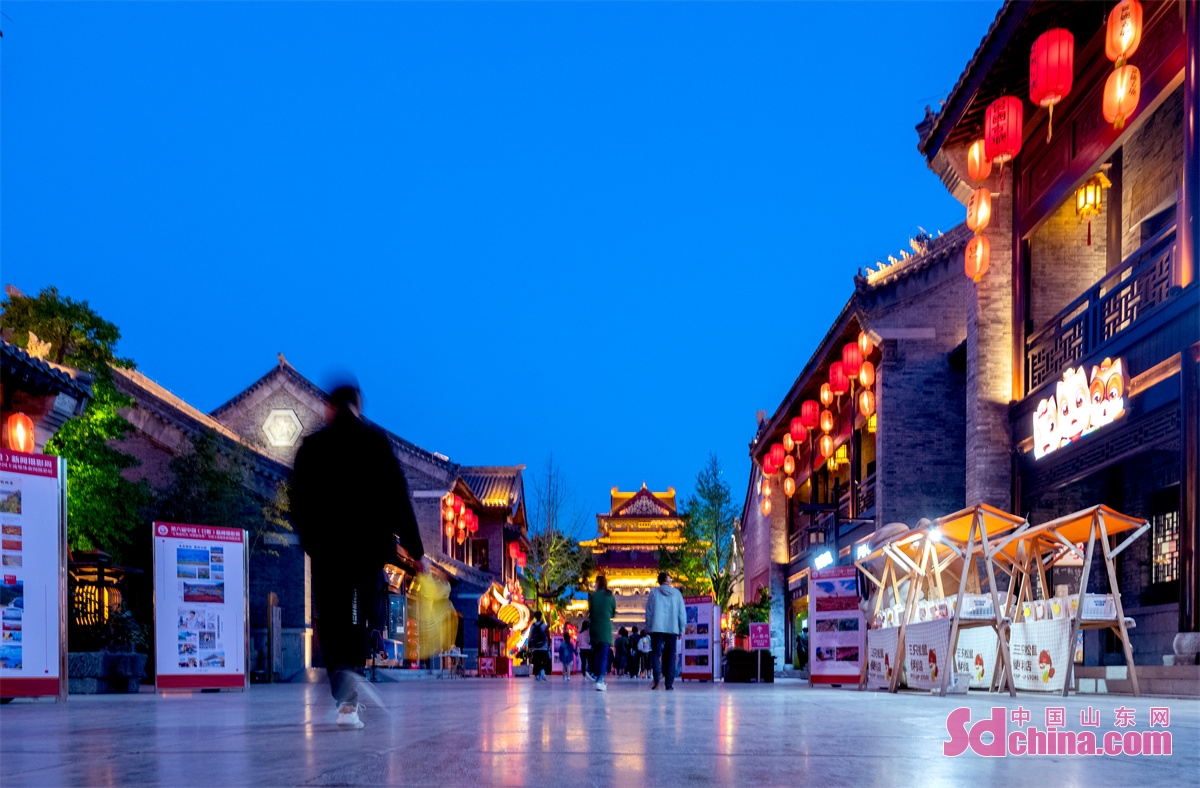 <br/>  <br/>Tourists enjoy delicious food and beautiful scenery at Juguo Ancient City in Rizhao, East China's Shandong province. When night falls, the antique buildings become more magnificent against the bright and colorful lights. (Photo by Zhang Renyu) 