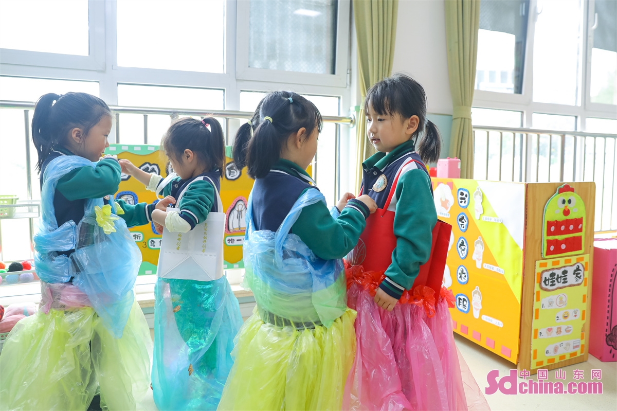 <br/>  <br/>Kids learn to make creative eco-friendly clothes from recyclable items such as plastic bags, paper shells, old newspapers and paper cups in a kindergarten in Qingdao, E China&rsquo;s Shandong province to welcome the upcoming International Children&rsquo;s Day. Subsequently, an eco-friendly fashion show is staged.<br/>