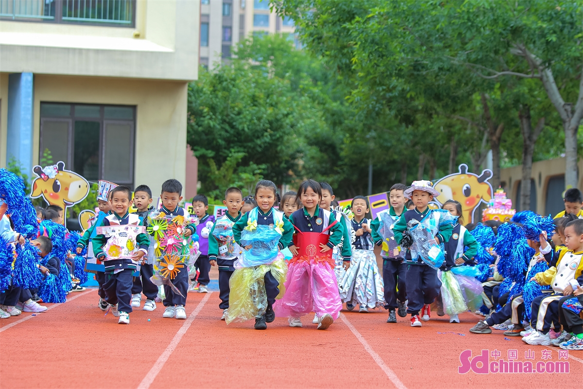 <br/>  <br/>Kids learn to make creative eco-friendly clothes from recyclable items such as plastic bags, paper shells, old newspapers and paper cups in a kindergarten in Qingdao, E China&rsquo;s Shandong province to welcome the upcoming International Children&rsquo;s Day. Subsequently, an eco-friendly fashion show is staged.