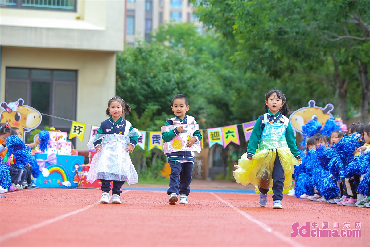 <br/>  <br/>Kids learn to make creative eco-friendly clothes from recyclable items such as plastic bags, paper shells, old newspapers and paper cups in a kindergarten in Qingdao, E China&rsquo;s Shandong province to welcome the upcoming International Children&rsquo;s Day. Subsequently, an eco-friendly fashion show is staged.<br/>