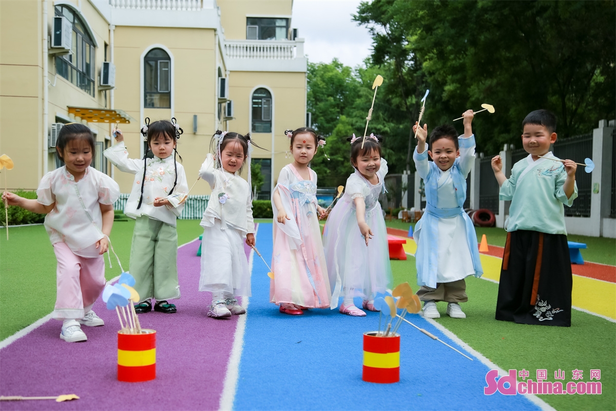 <br/>  <br/>Qingfeng Road Kindergarten held a variety of traditional activities to celebrate the International Children's Day on May 31.<br/>Kids in the kindergarten welcomed the Day in a traditional way by playing traditional games such as Cuju, pitch-pot game and making scented fans. (Photo by Zhang Ying)<br/>