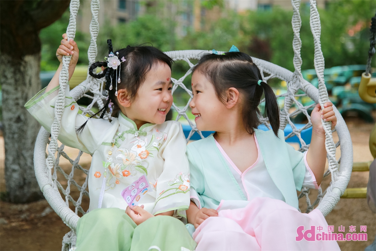 <br/>　　2023年5月31日、山東省青島市李沧区における幼稚園では、多彩な伝統行事が展開され、子供たちが伝統遊びを通じて、伝統文化を体験する中で6月1日の「国際子供の日」の到来を迎えた。