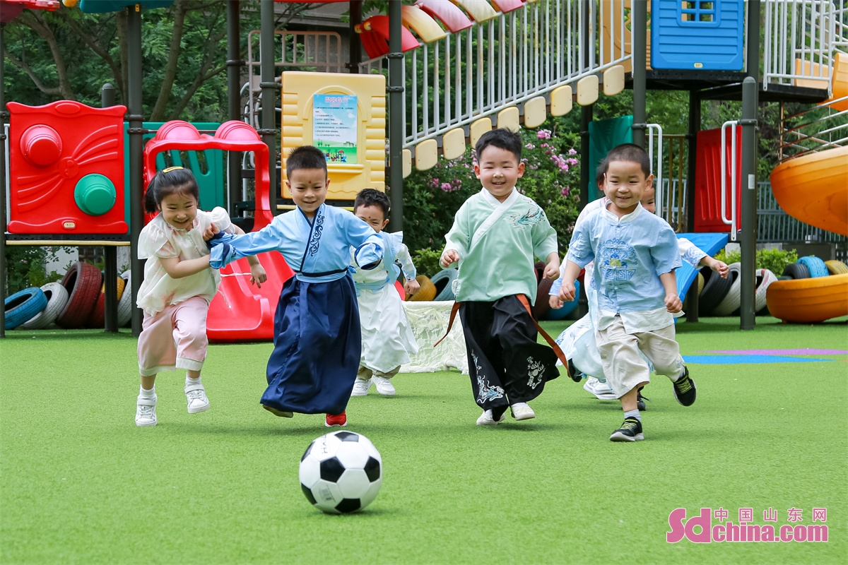 <br/>  <br/>Qingfeng Road Kindergarten held a variety of traditional activities to celebrate the International Children's Day on May 31.<br/>Kids in the kindergarten welcomed the Day in a traditional way by playing traditional games such as Cuju, pitch-pot game and making scented fans. (Photo by Zhang Ying)<br/>