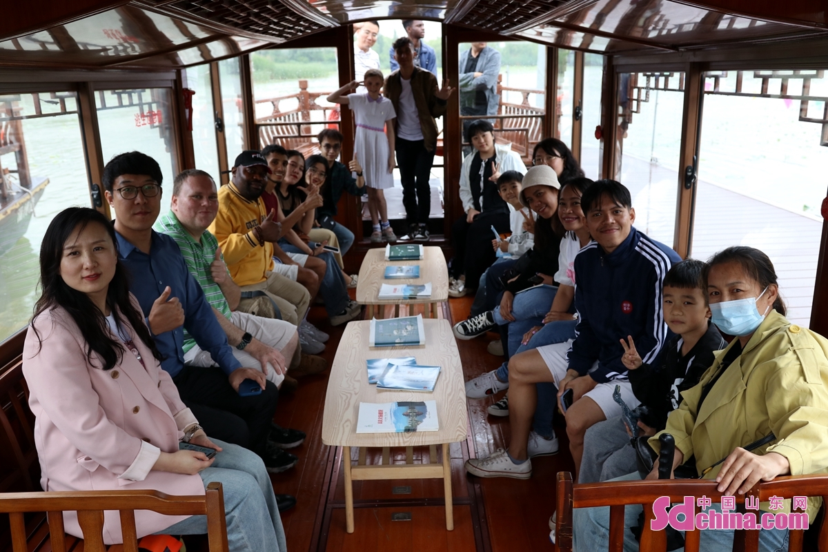 <br/>  <br/>International students from countries of Cambodia, Morocco and Cameroon visited the cellar of Guojing 1915, Newland Black Cattle Breeding Base and Swan Lake Hot Spring Cittaslow in Gaoqing county, E China&rsquo;s Shandong province to learn about the history and development of Chinese Baijiu culture and Gaoqing&rsquo;s black cattle industry, and enjoy the leisure of slow city.