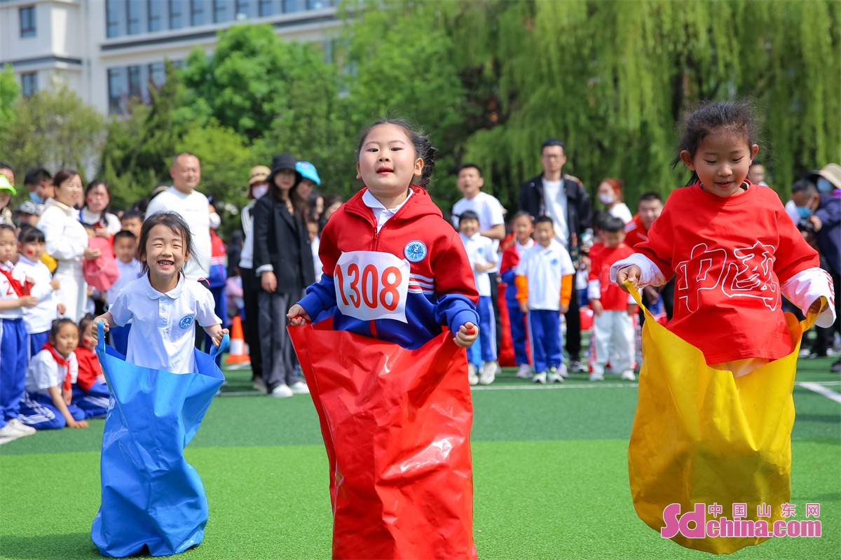  <br/>　　5月6日，山东省青岛市城阳区第二实验小学，孩子们参与&ldquo;袋鼠跳跳跳&rdquo;项目比赛。中国山东网发(张鹰 摄)<br/>