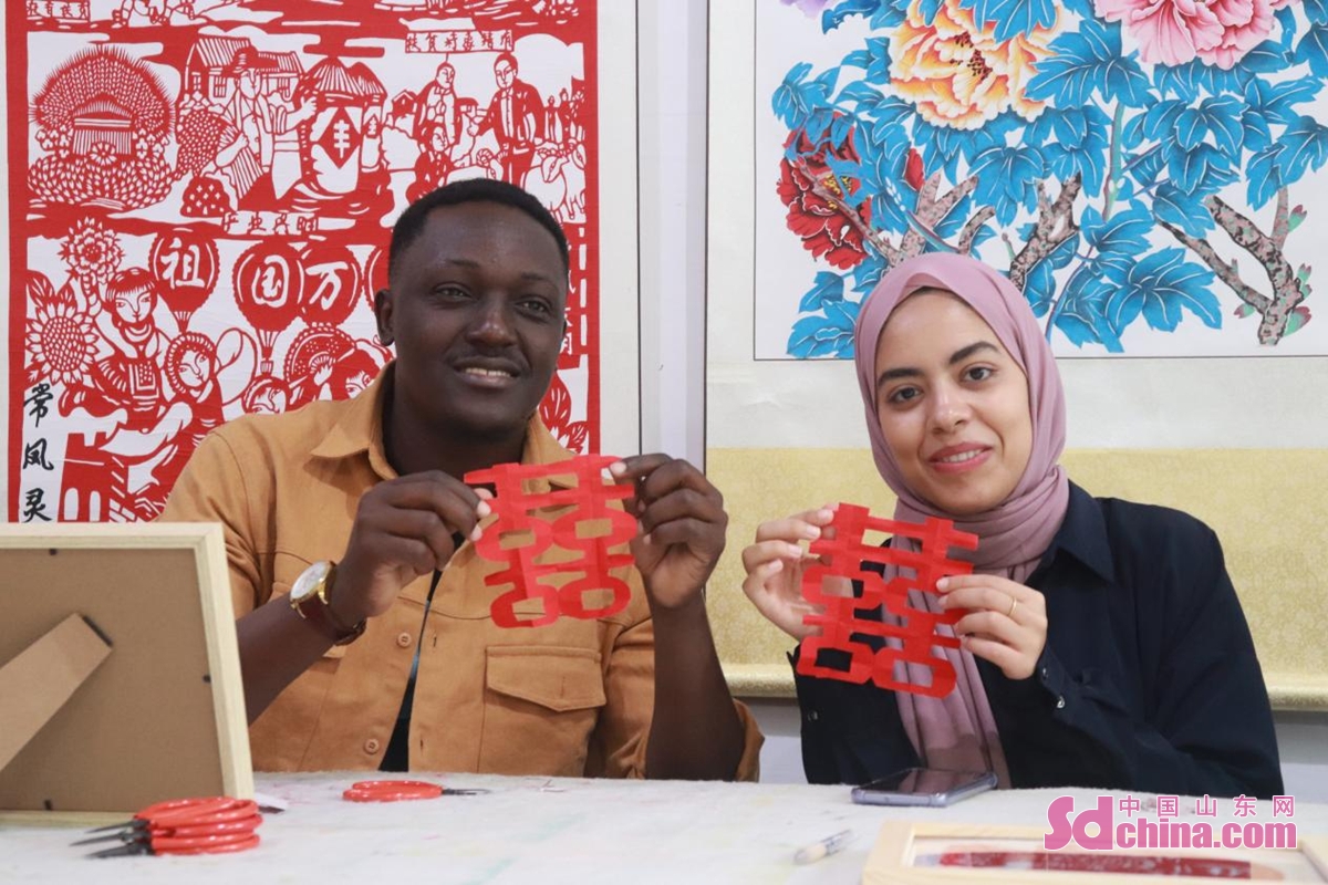 <br/>Seven international students from Pakistan, Sudan, Afghanistan, and other countries came to Juye to learn traditional Chinese arts such as meticulous brushwork peony painting, embroidery, paper cutting, and acrobatics, so as to experience the unique charm of Chinese traditional culture.<br/>　　