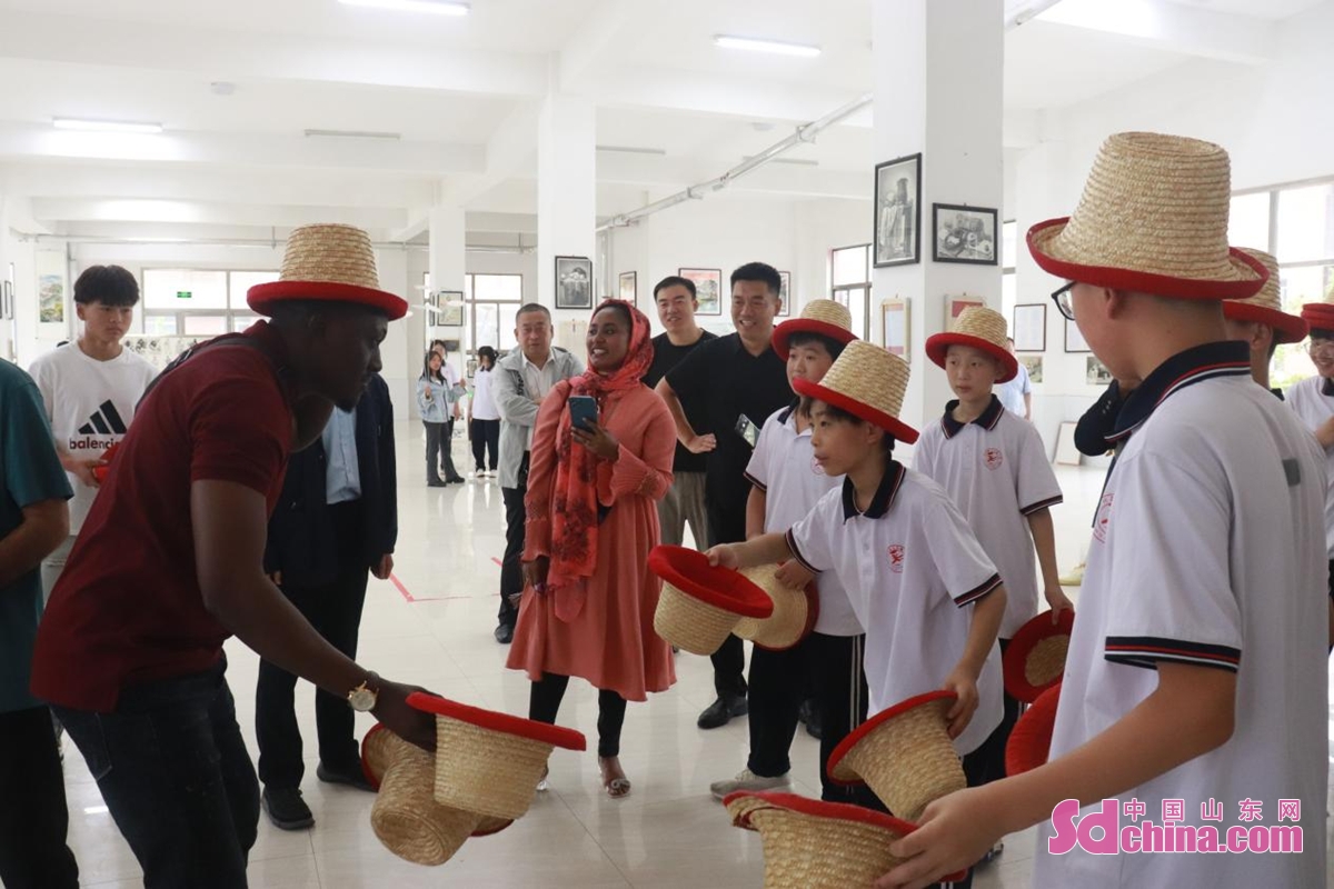 <br/>Seven international students from Pakistan, Sudan, Afghanistan, and other countries came to Juye to learn traditional Chinese arts such as meticulous brushwork peony painting, embroidery, paper cutting, and acrobatics, so as to experience the unique charm of Chinese traditional culture.