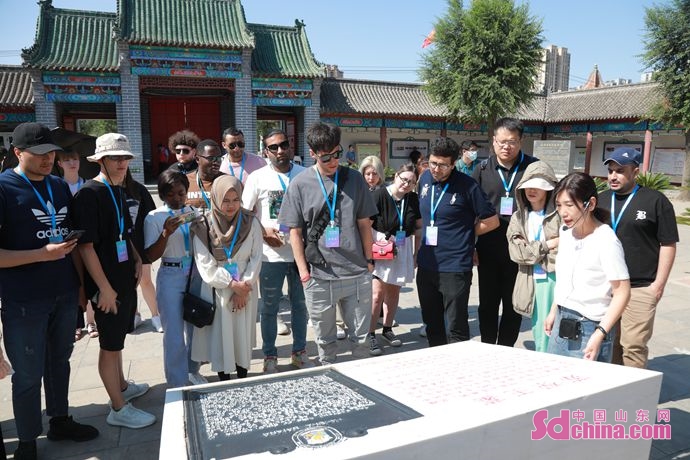 国際学生感知体験徳州行活動はスタート　蘇禄王墓博物館を見学